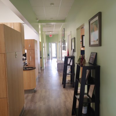 hallway with operatories, bookshelves and pictures on the wall